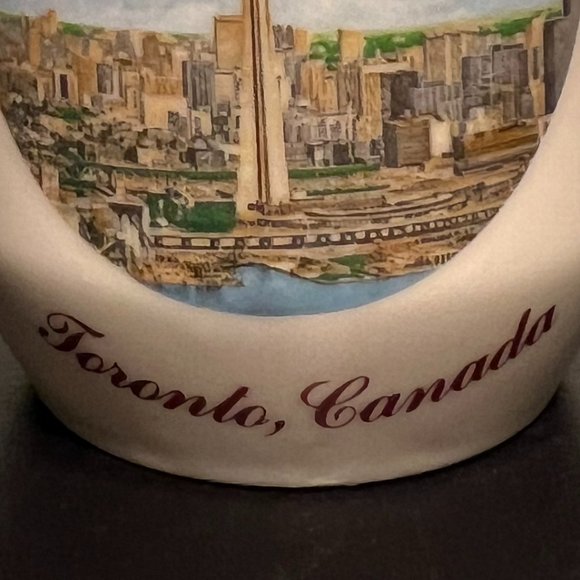 Vintage TORONTO CANADA Souvenir Mug w/ Full Color Cityscape ~ Irwin Specialties - Picture 3 of 9